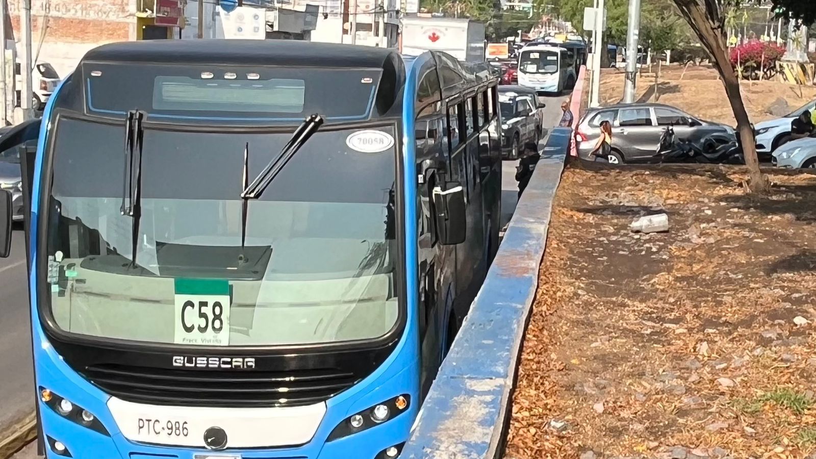 Unidad de QroBus atropella a madre e hijo en carril confinado de Avenida de la Luz