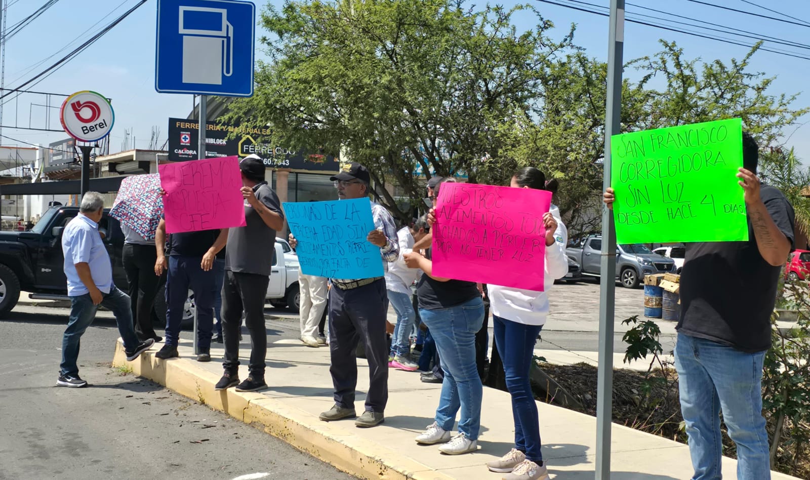 Habitantes de San Francisco en Corregidora se manifiestan por falta de Luz!