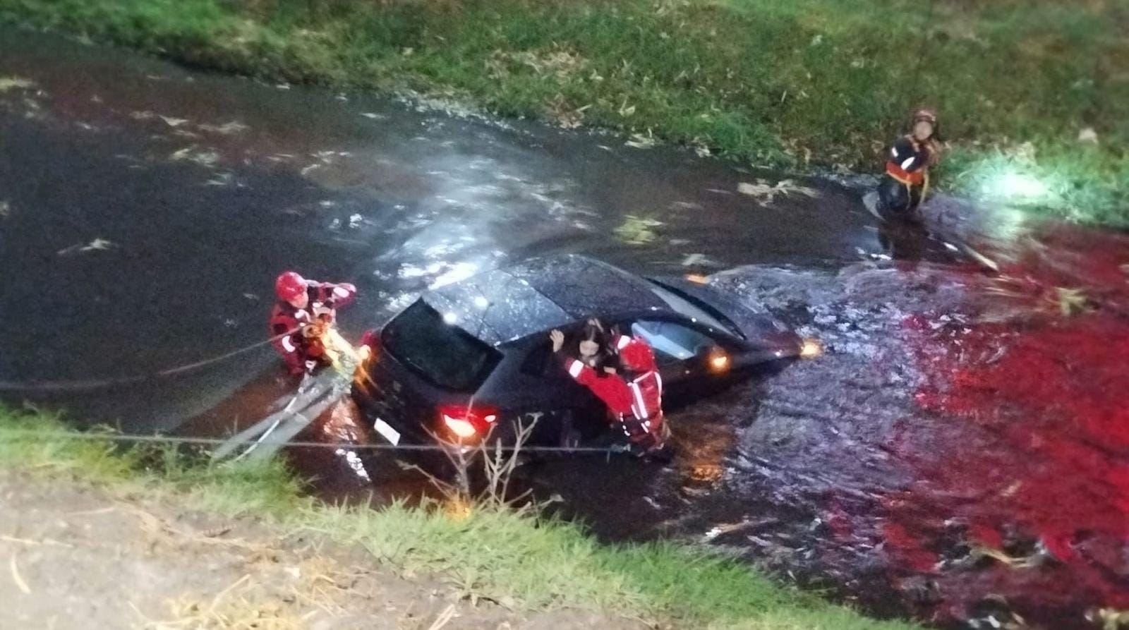 Cae vehículo al dren El Arenal y rescatan a tres tripulantes