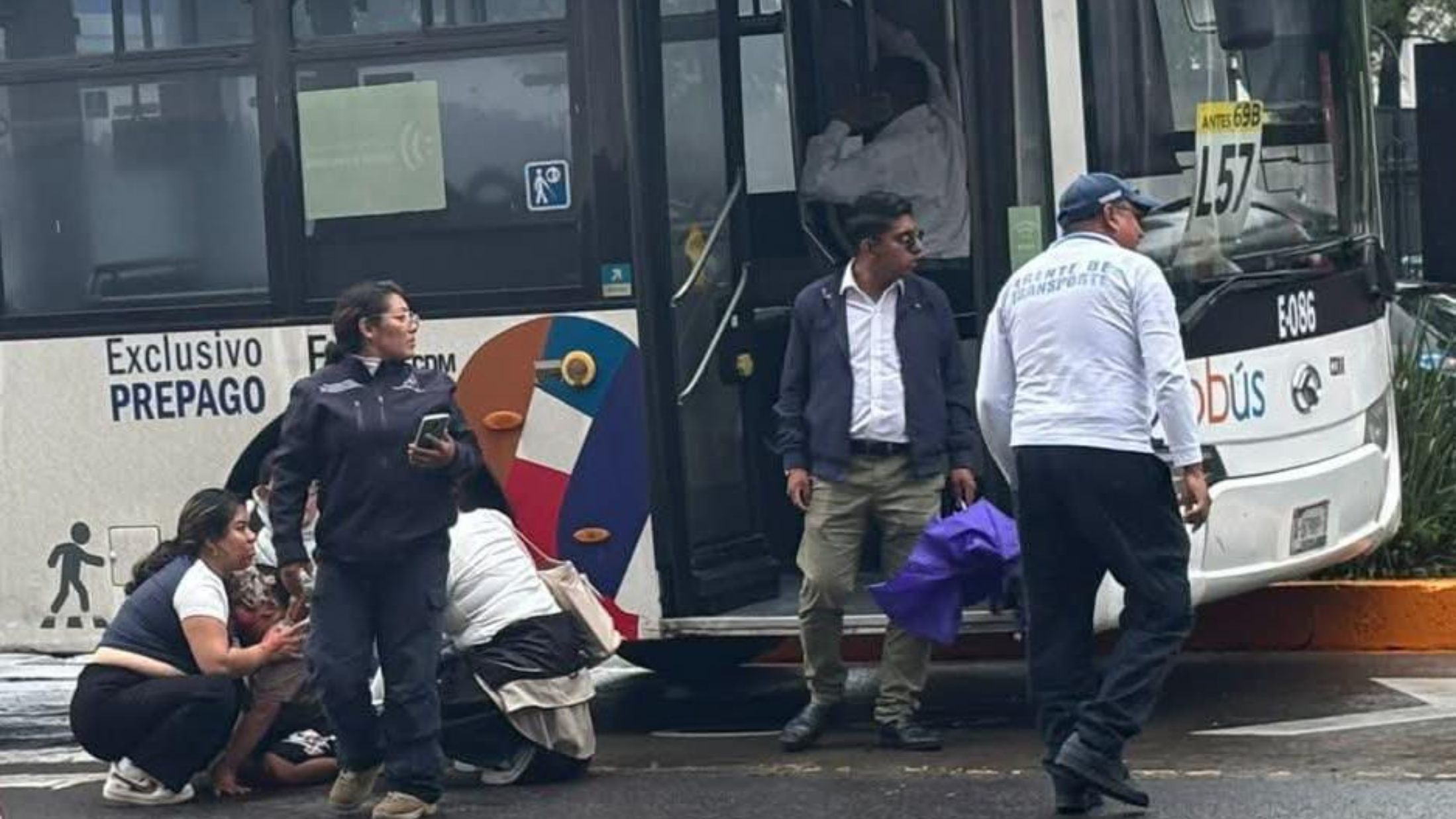 Madre e hijo son atropellados por una unidad de QROBUS al intentar pasar por avenida constituyentes.