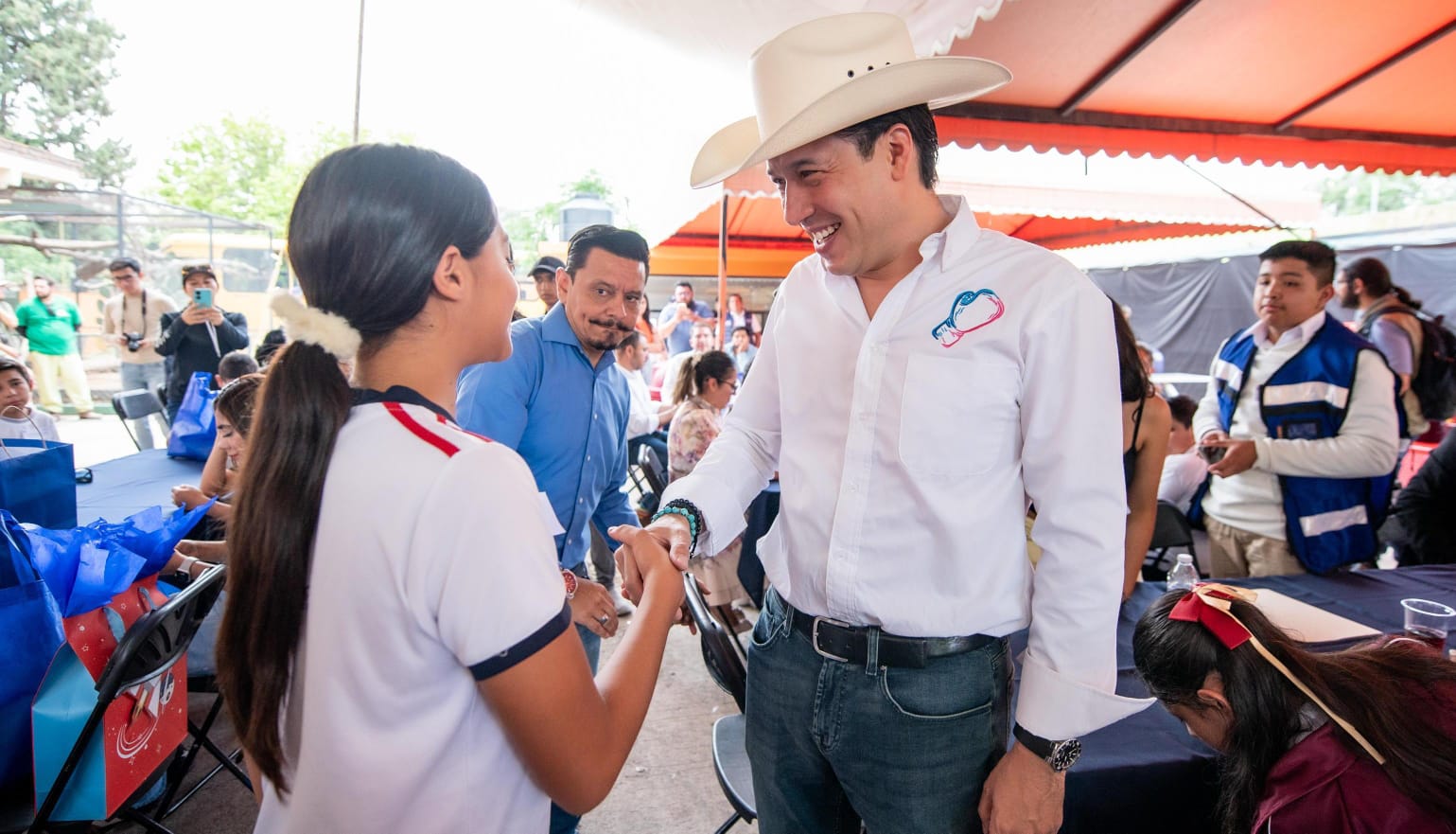 Rodrigo Monsalvo reconoce a estudiantes con excelencia académica en El Marqués