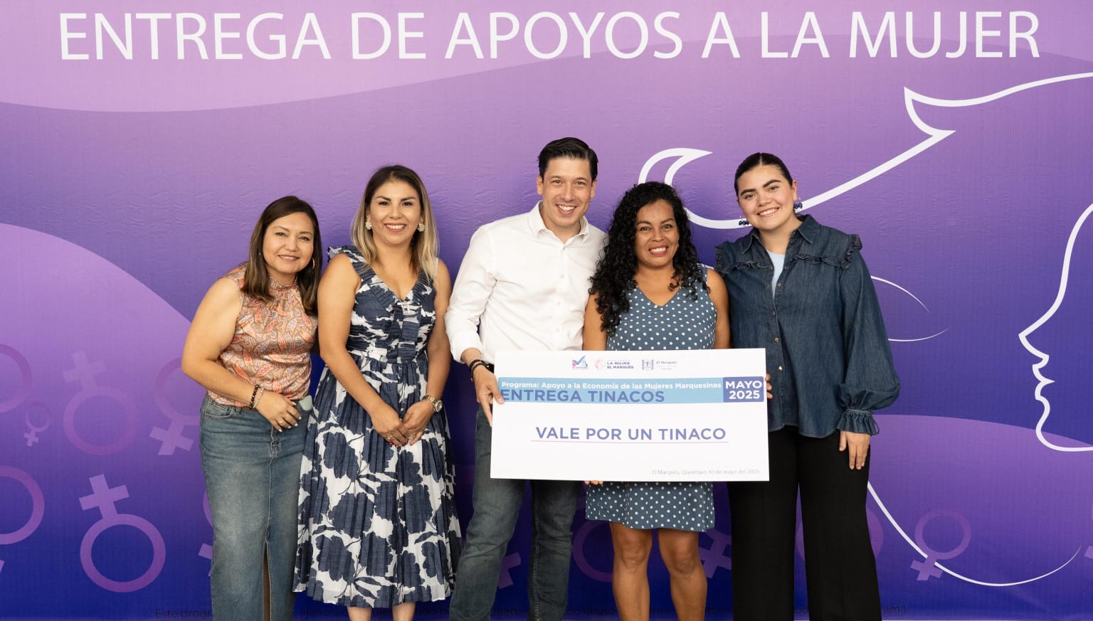 Entregan apoyo 220 tinacos a familias liberadas por mujeres Marquesinas!