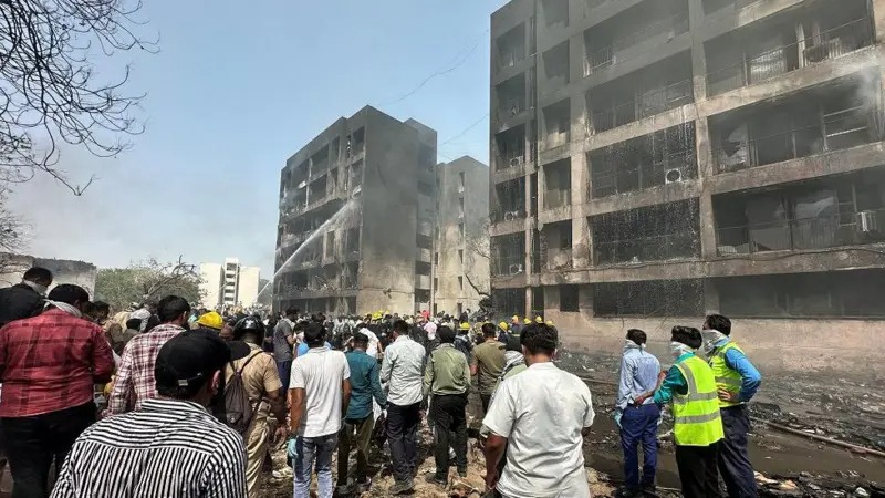 Avión con más de 240 personas a bordo se estrella en India tras despegar rumbo a Londres