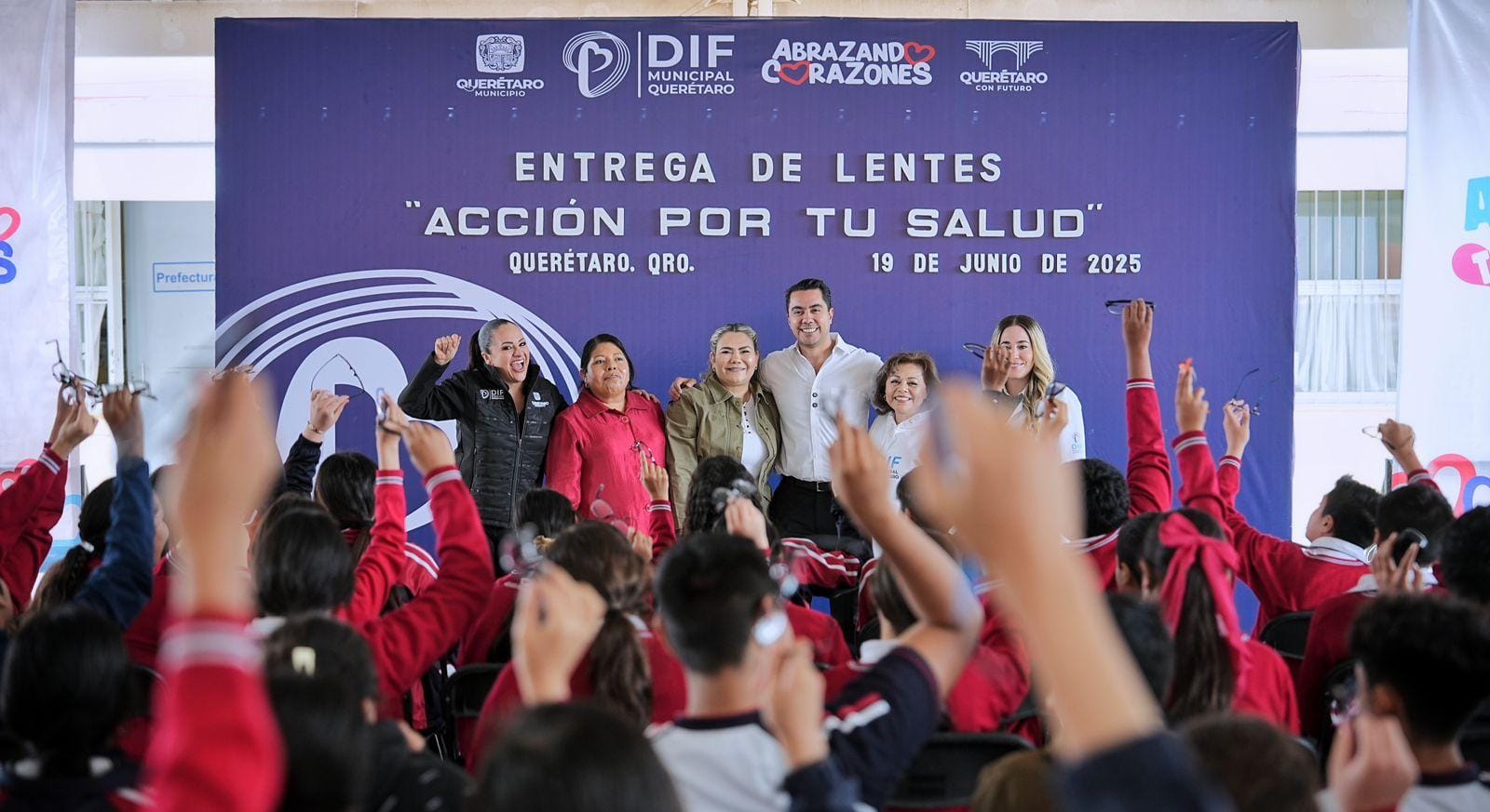 Entrega Felifer Macías lentes a 160 estudiantes de la Secundaria Técnica 35