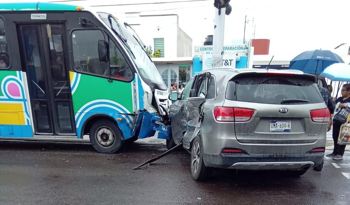 Choque entre Qrobus y camioneta particular en El Vergel!