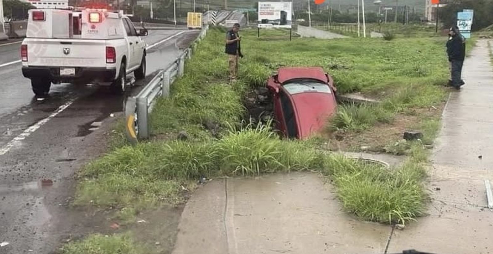 Muere automovilista al caer  vehículo dentro un canal de Junípero Serra