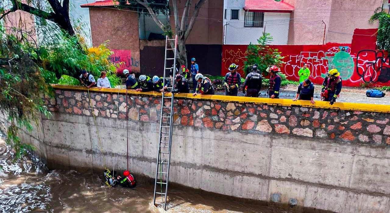 Rescatan a persona que cayó al Río Querétaro en La colonia Calesa!