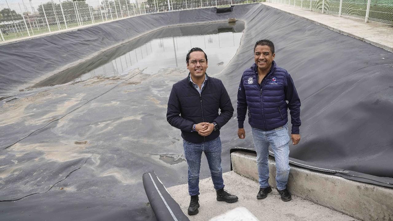 Chepe Guerrero supervisa la limpieza y mantenimiento del vaso regulador Emiliano Zapata