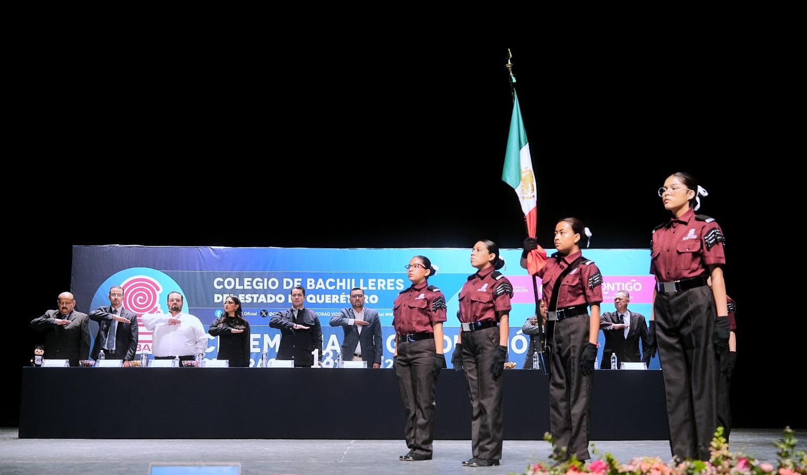 Encabeza Felifer Macías ceremonia de graduación del COBAQ Plantel 13