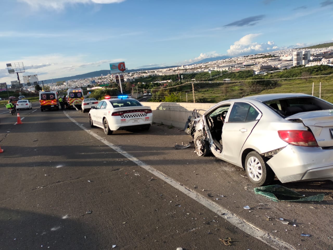 CONDUCTOR EN APARENTE ESTADO DE EBRIEDAD PROVOCA UN FUERTE CHOQUE EN LA AUTOPISTA MEX-QRO