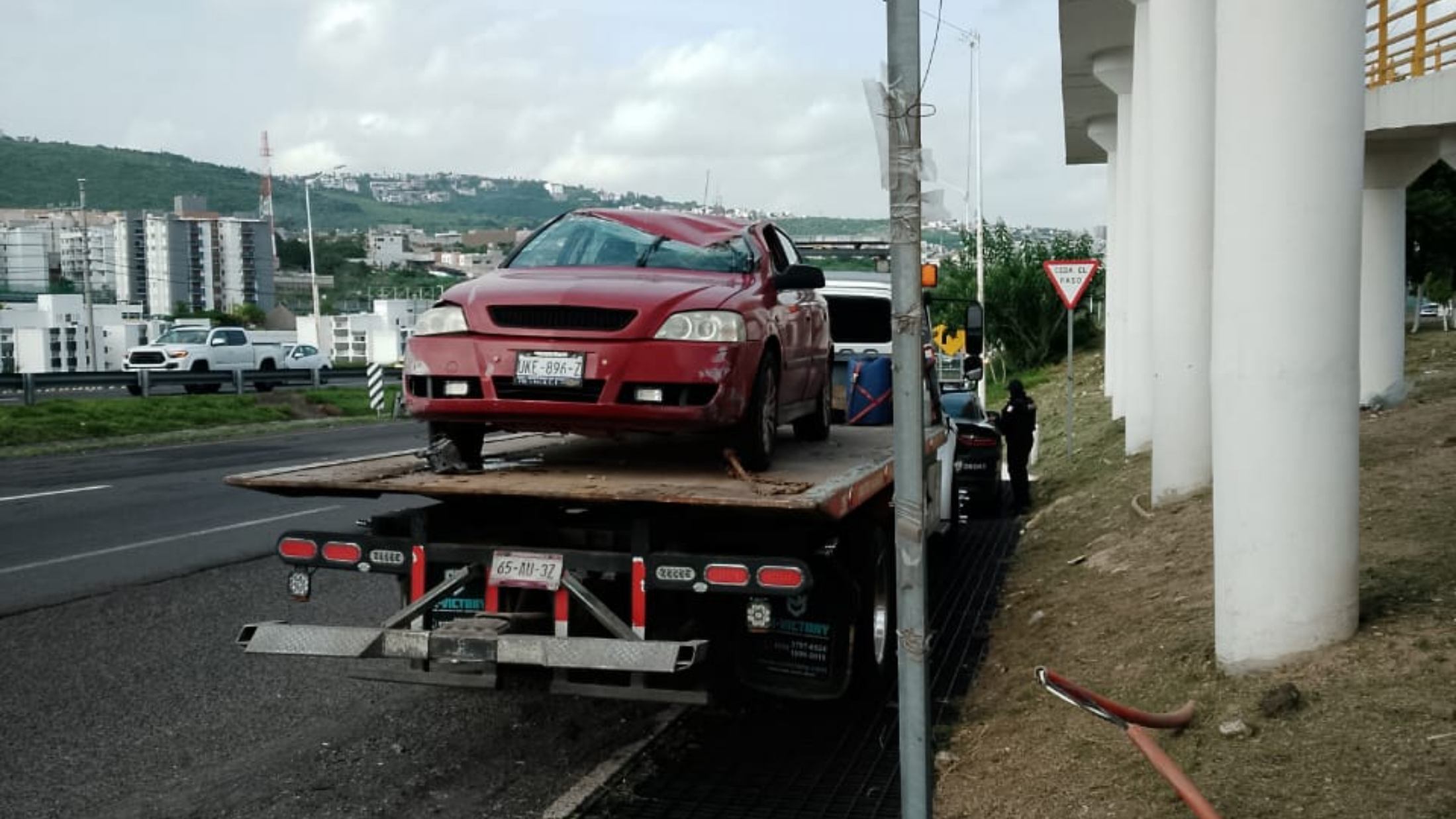 VOLCADURA EN EL LIBRAMIENTO SUR PONIENTE.