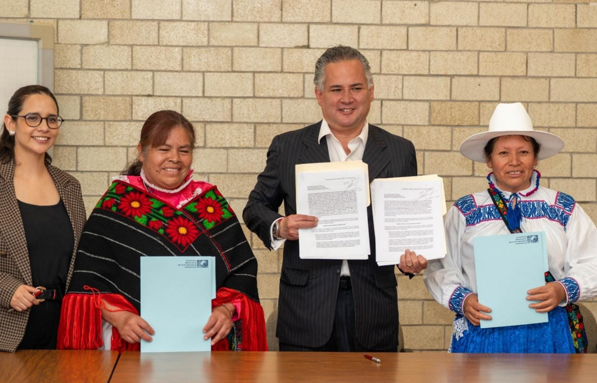 Garantiza IMPI derechos a artesanos de muñecas Lelé y Donxhu
