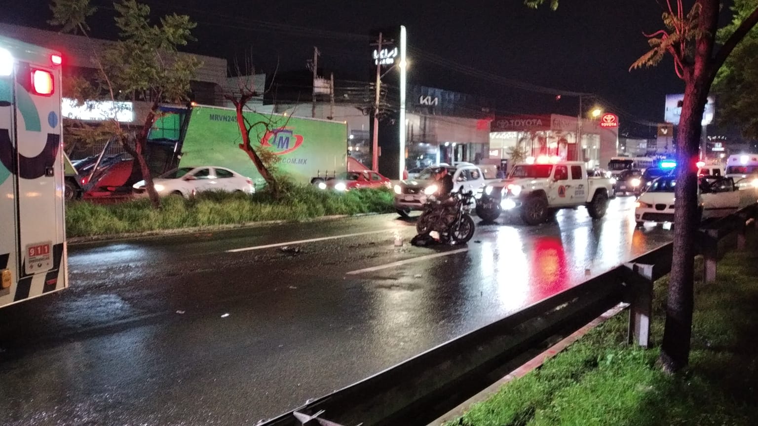 Motociclista resultó lesionado de gravedad tras carambola en Bernardo Quintana!