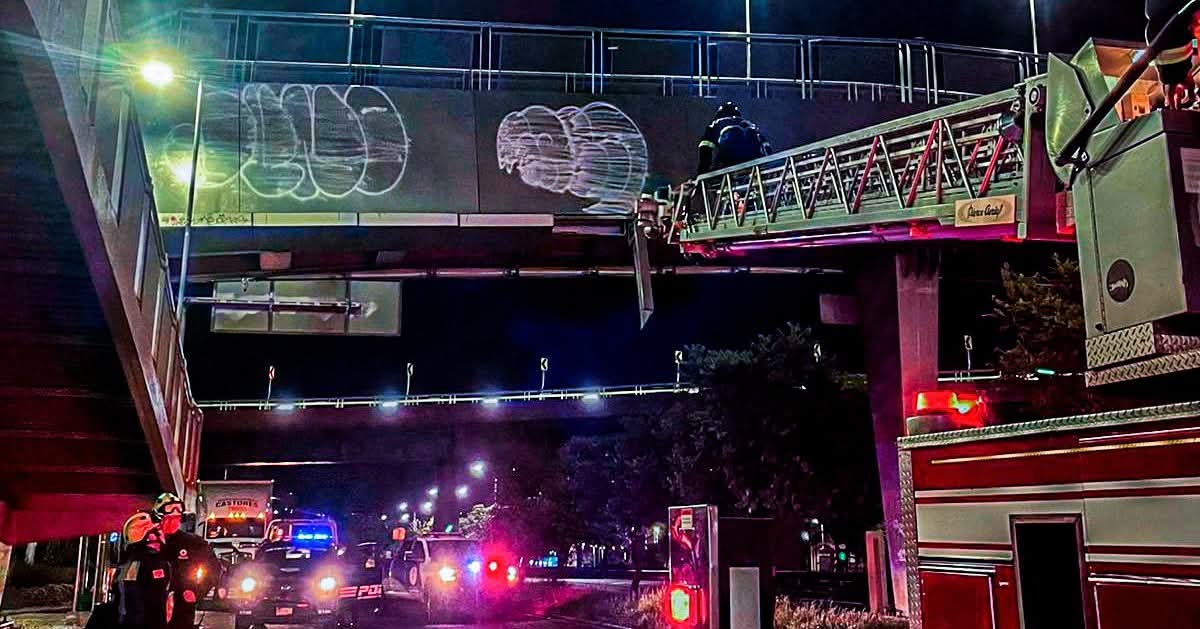 Grafitero cayó de puente peatonal en Bernardo Quintana!