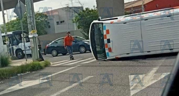 Choca y vuelca camioneta de servicios públicos municipales en Bernardo Quintana