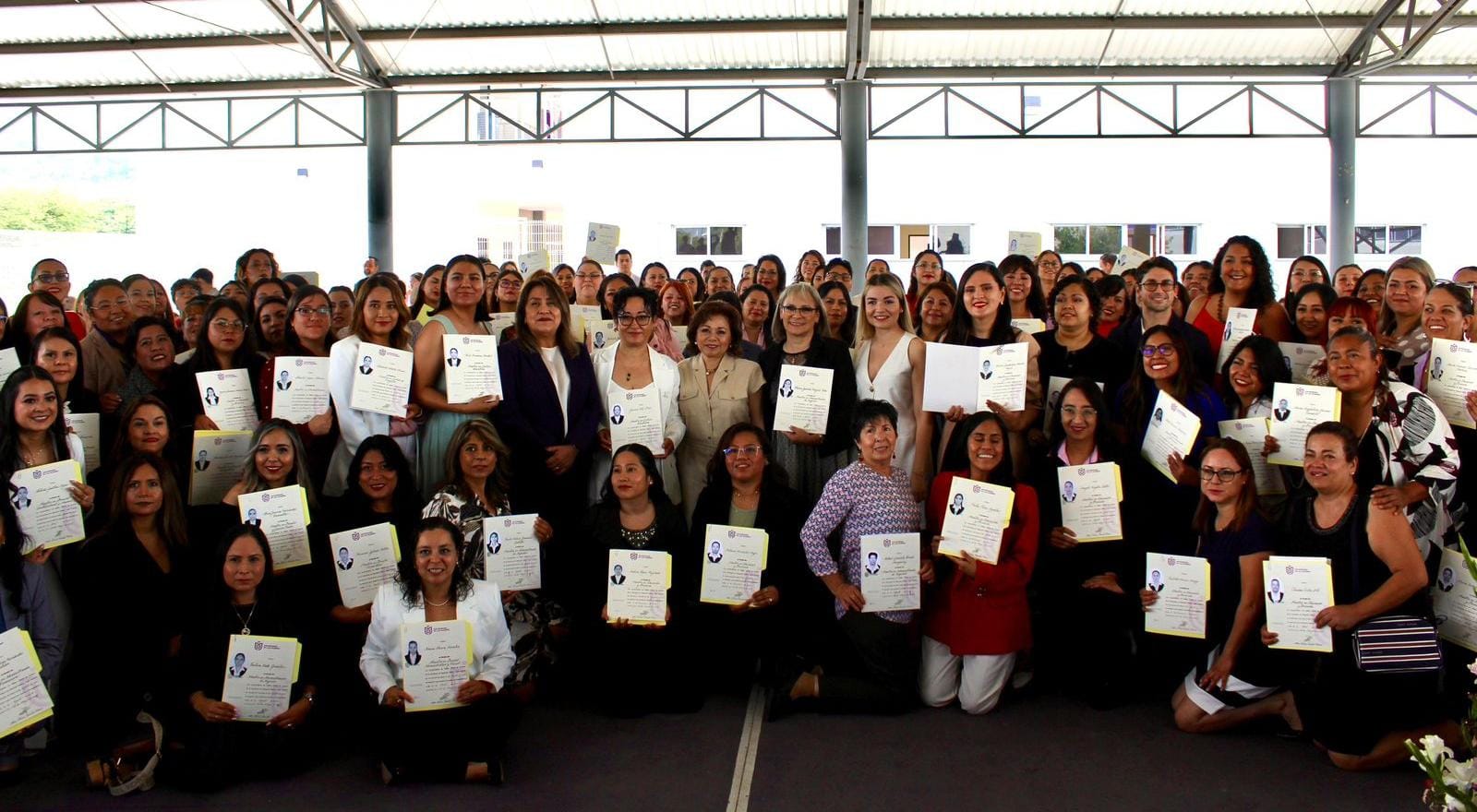 DIF Municipal y Secretaría de la Mujer celebran entrega de títulos de maestría en la Universidad de las Mujeres