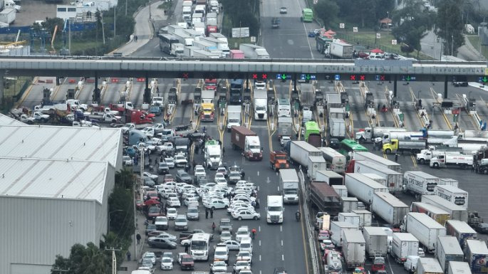 Transportistas bloquean la México-Querétaro y generan largas filas rumbo a CDMX