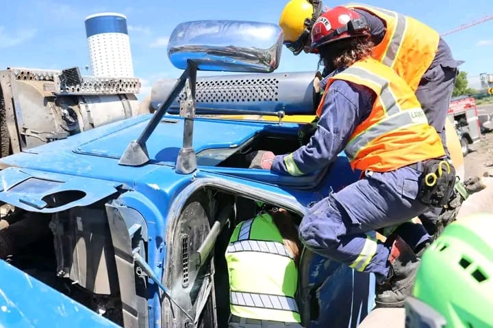 REVOLVEDORA VUELCA EN EL ANILLO VIAL FRAY JUNÍPERO