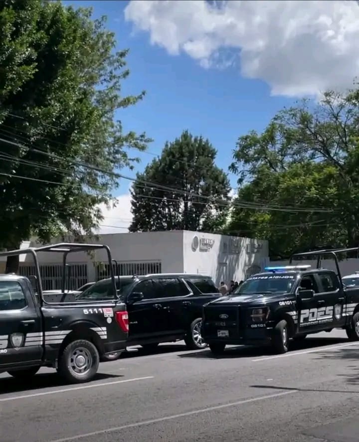 INTERCEPTAN TRES CAMIONETAS CON HOMBRES ARMADOS EN AV. ZARAGOZA