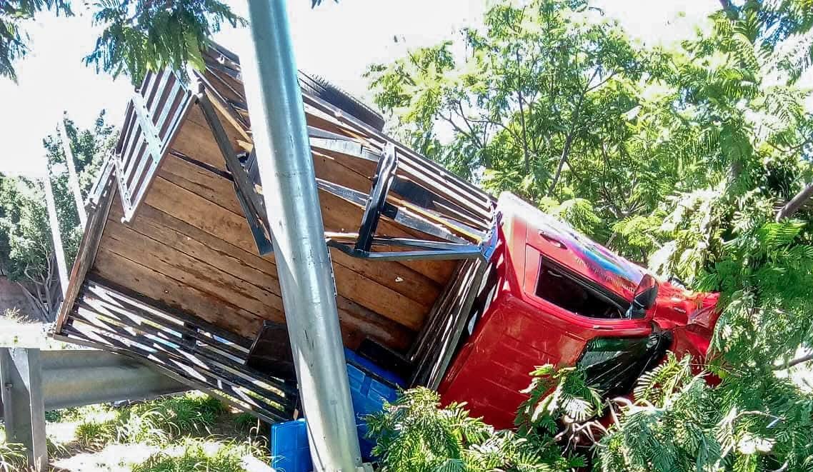 Aparatosa volcadura dejó un lesionado de consideración en la carretera a Chichimequillas!