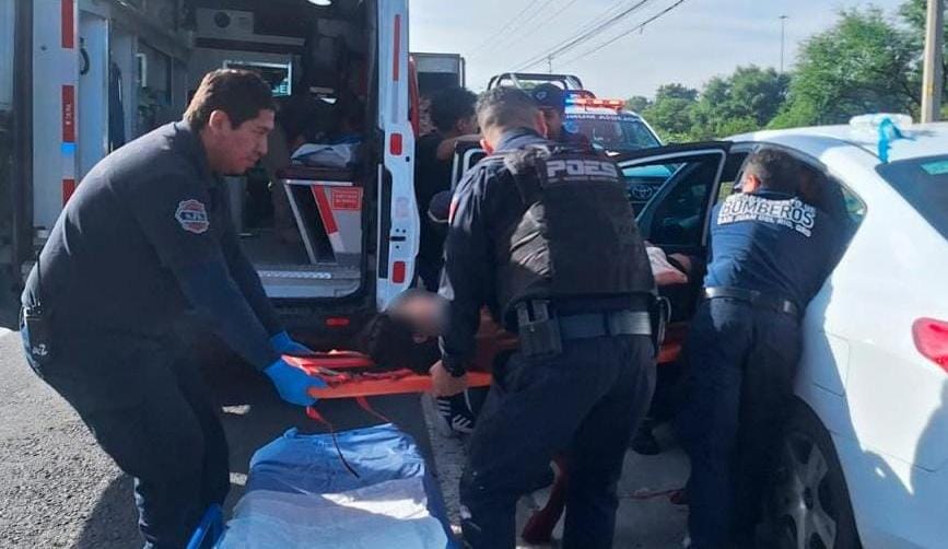 Se apoya a mujer que dio a luz al interior de un vehículo en San Juan del Río
