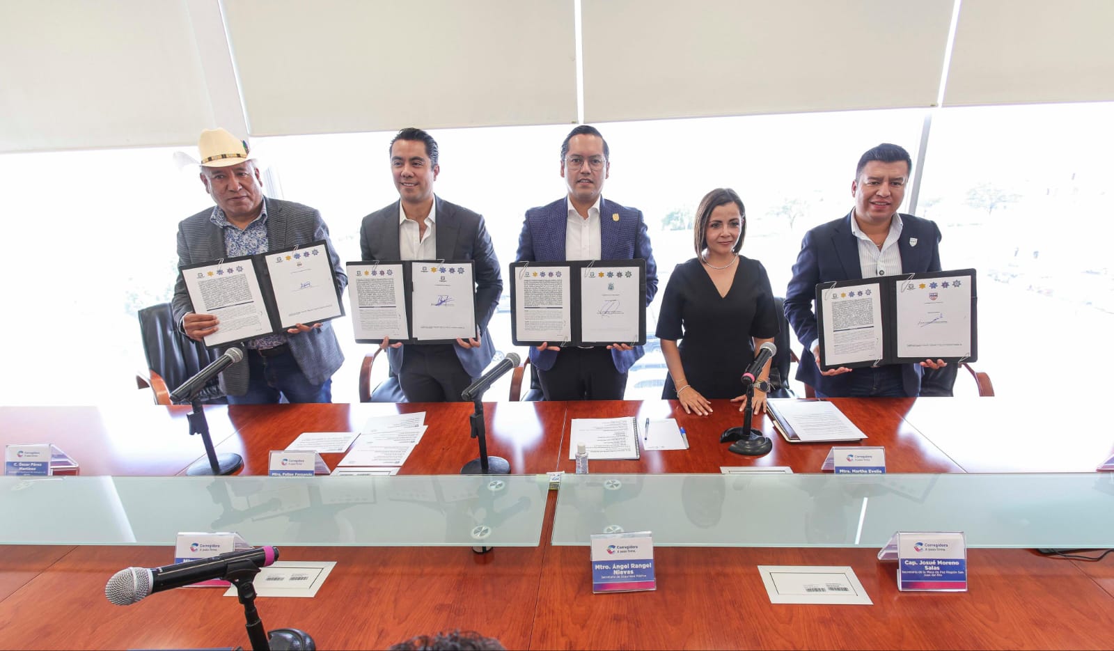 Chepe Guerrero firma convenio para uso de “CuelgApp” en Corregidora, en contra de las extorsiones telefónicas