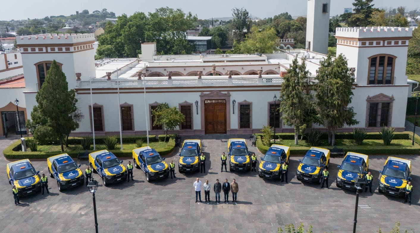 Rodrigo Monsalvo entrega 10 nuevas unidades a la Secretaría de Movilidad