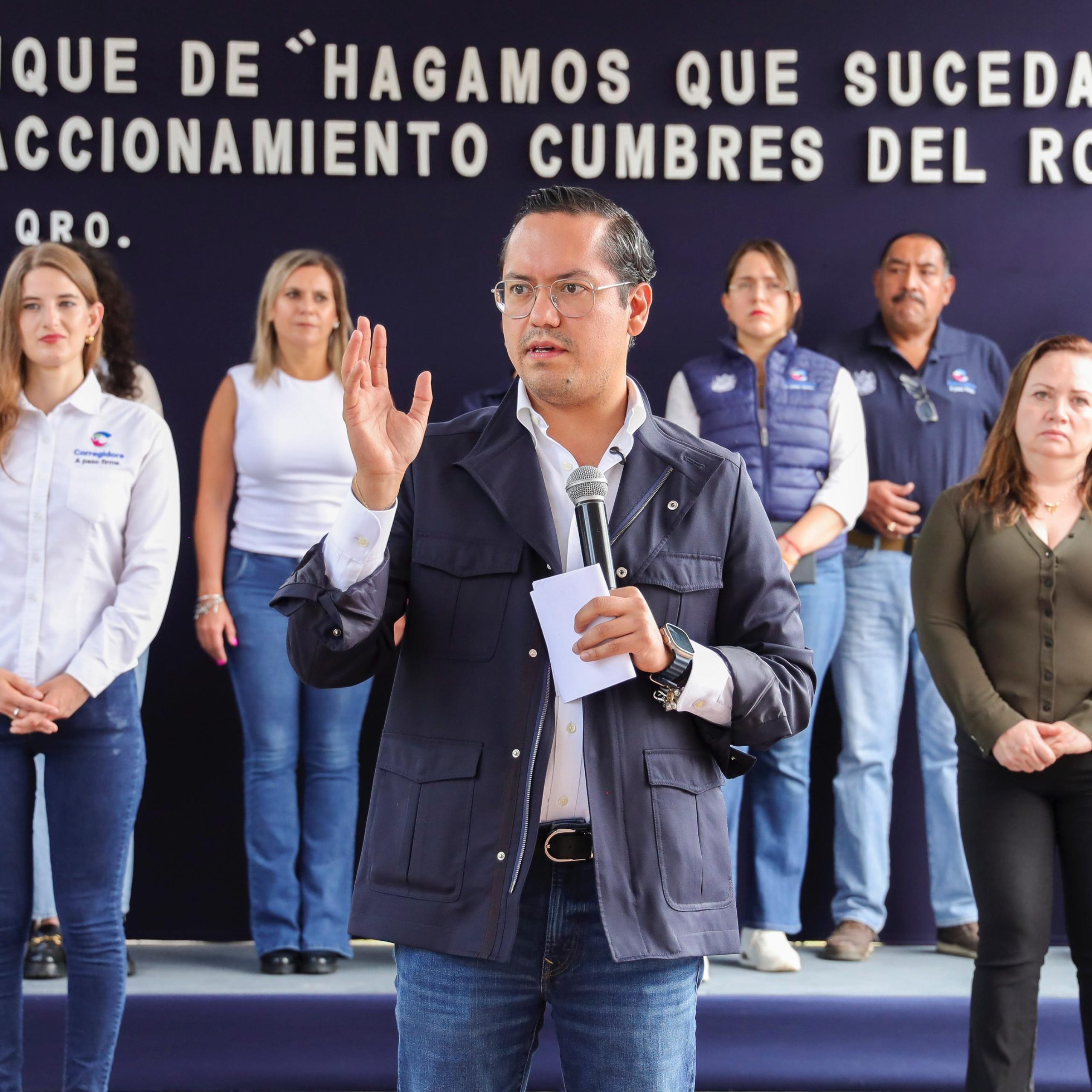 Chepe Guerrero lleva servicios municipales a familias de condominios en Corregidora