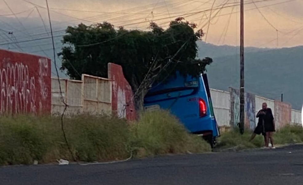 Camión de Qrobus se estrelló contra barda perimetral!