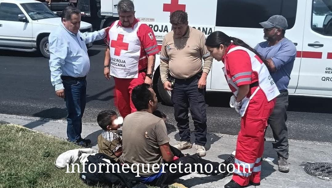 Tráiler derriba a motociclista que viajaba con dos menores de edad!