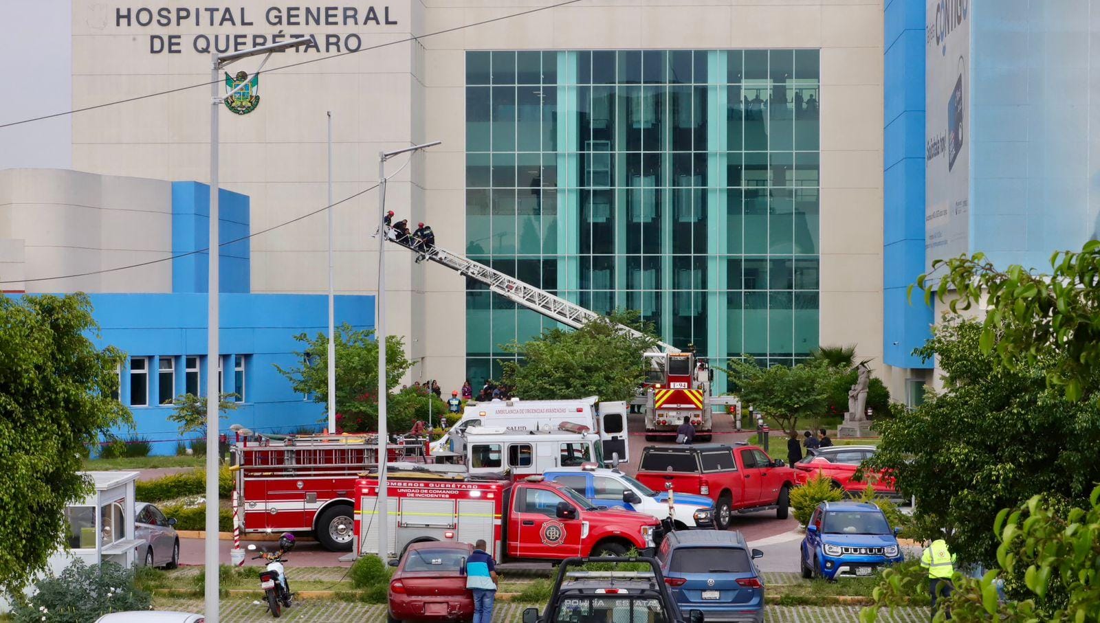 Rescatan a hombre de ventana del Nuevo hospital general