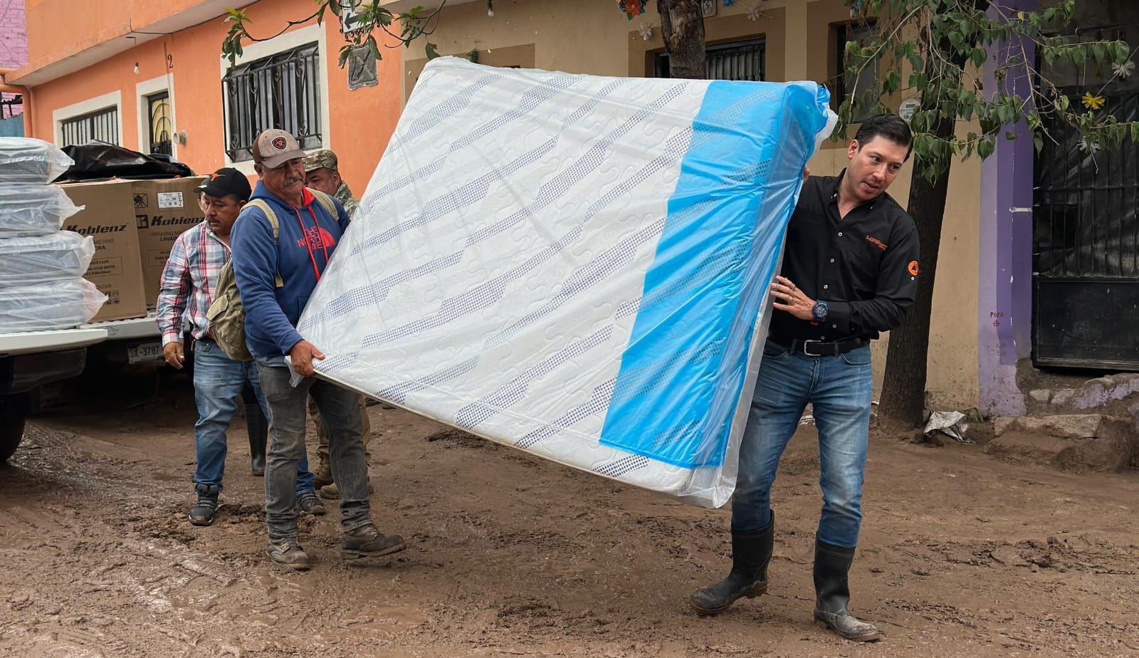 Entrega Rodrigo Monsalvo apoyo a las familias afectadas por las lluvias en El Marqués