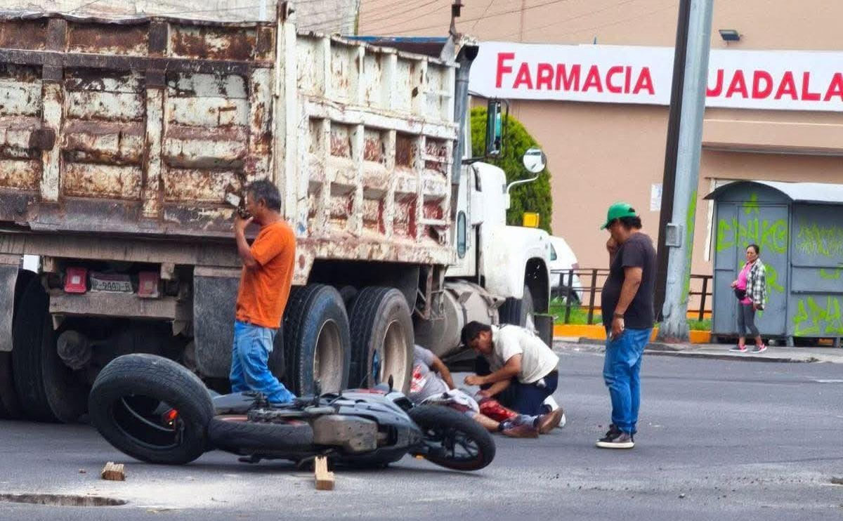 Muere motociclista tras ser arrollado por camión de volteo luego de caer en una coladera sin tapa!