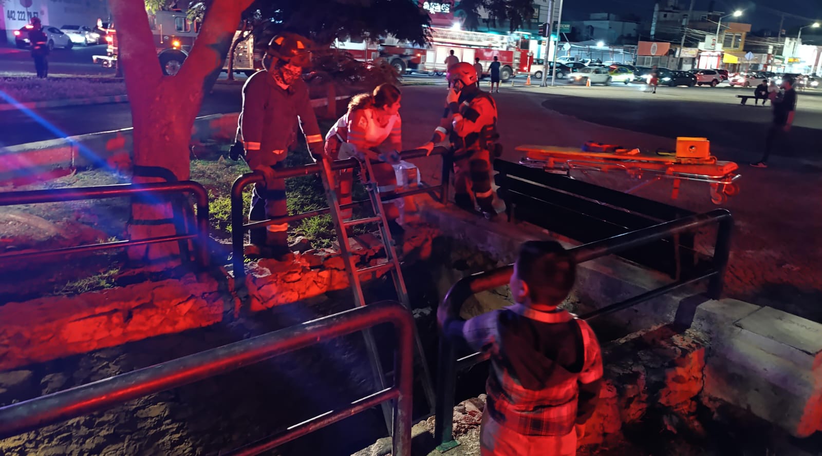 Rescatan a ciclista tras caer a un dren pluvial en Avenida del Parque!