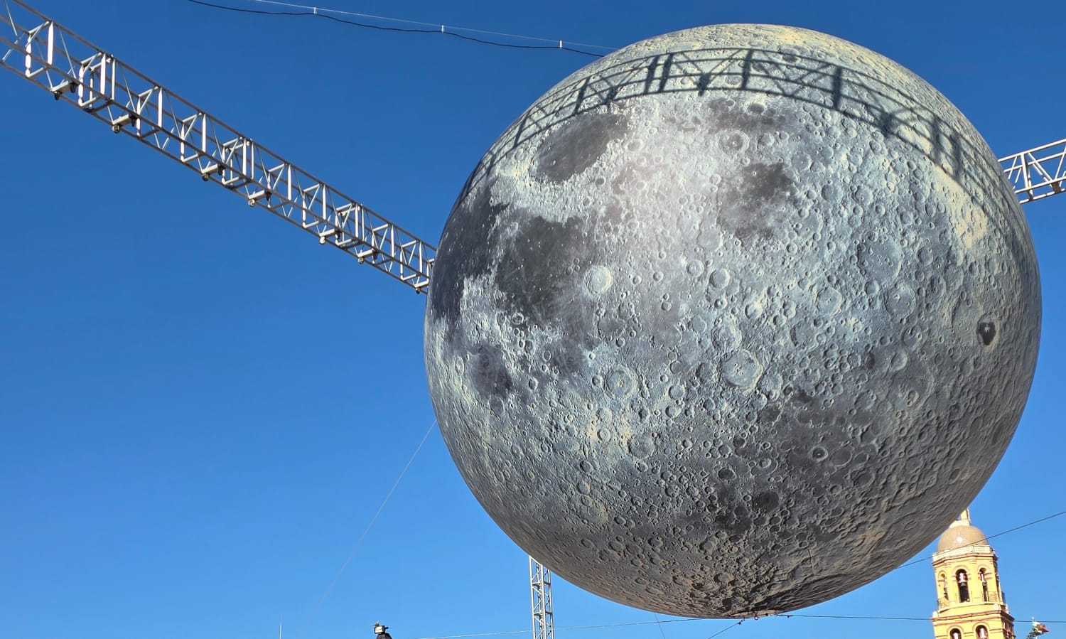 Museo de la Luna, una obra monumental itinerante del artista británico Luke Durham!
