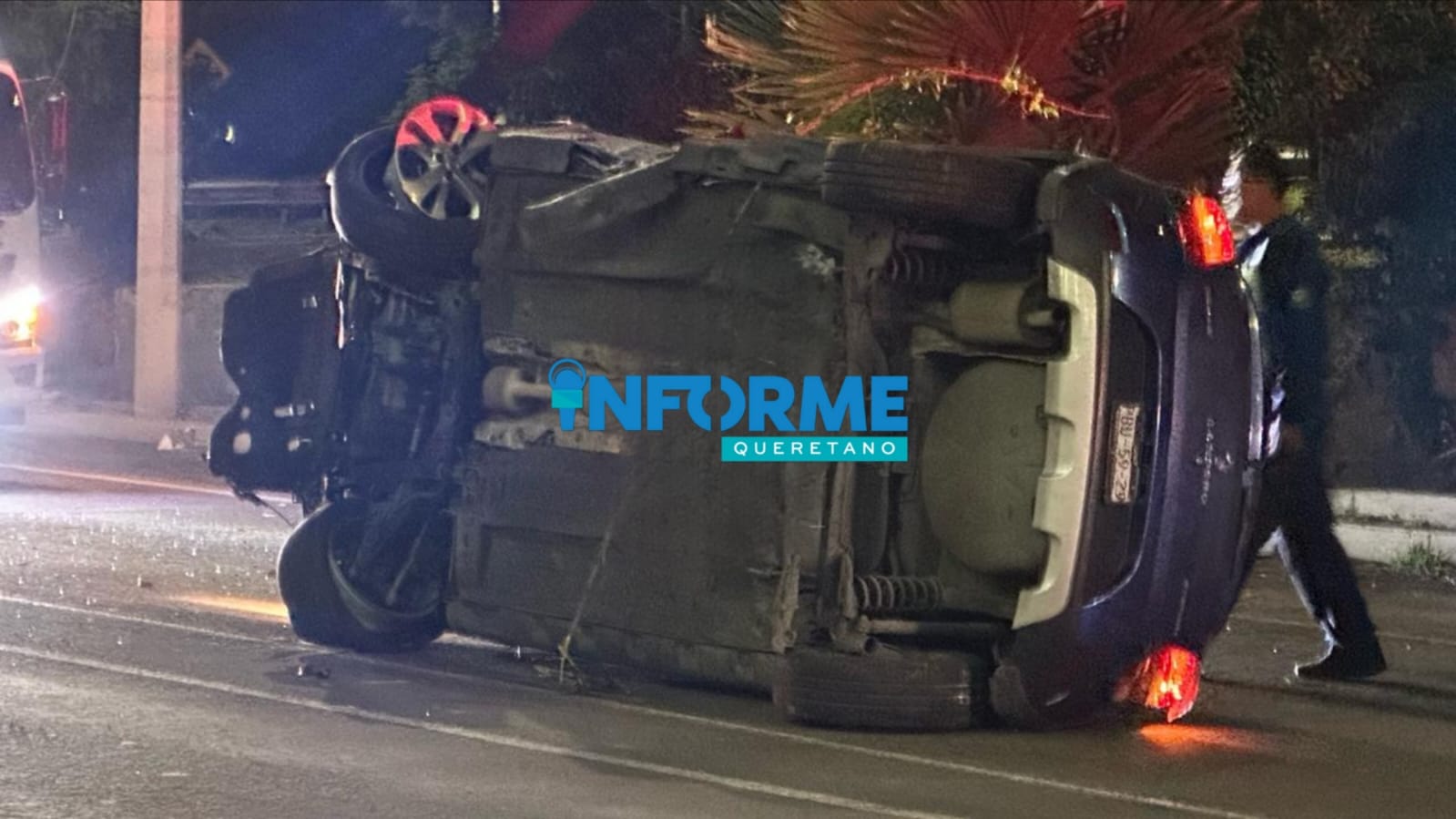 Choca y vuelca automóvil en laterales de Bernardo Quintana