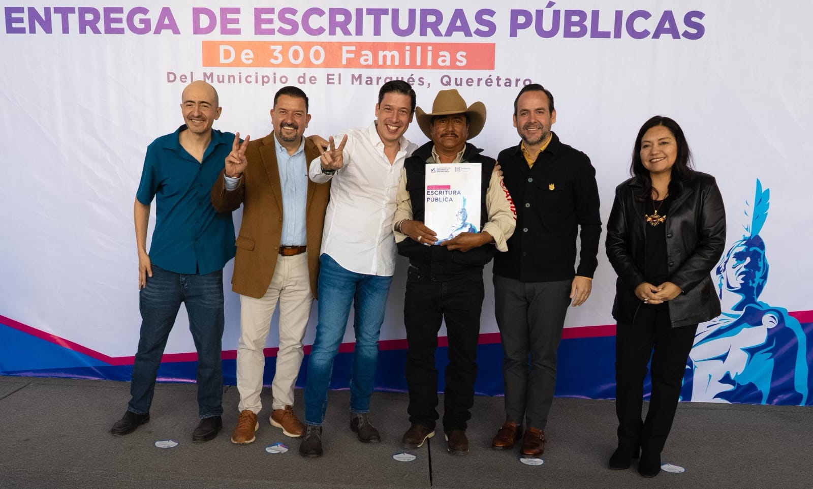 Rodrigo Monsalvo entrega más de 300 escrituras a familias marquesinas