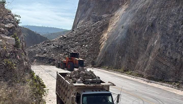 Analizan si el derrumbe de la carretera estatal 100 no se trató de un microsismo!