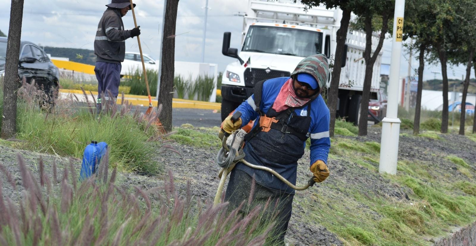 Realizan trabajos de limpieza en laterales de carreteras, por peregrinaciones a Coroneo