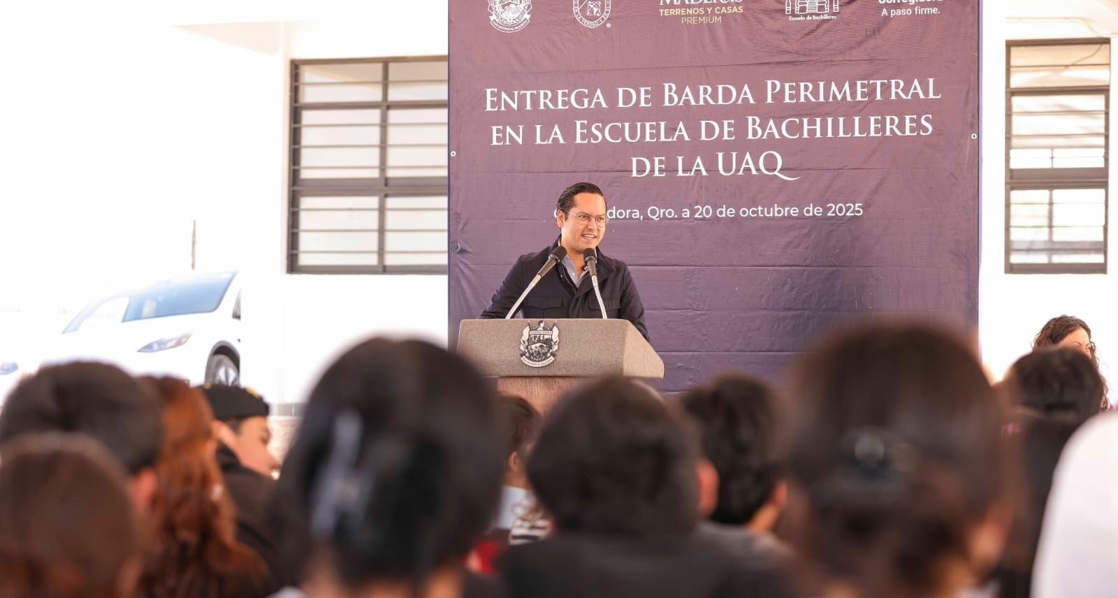 Chepe Guerrero entrega barda perimetral en Escuela de Bachilleres UAQ, en Charco Blanco