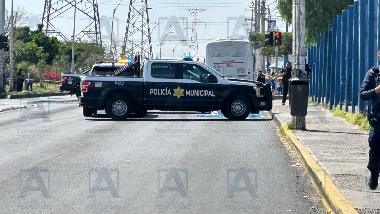 Transporte de personal arrolla a mujer en Avenida de la Luz!