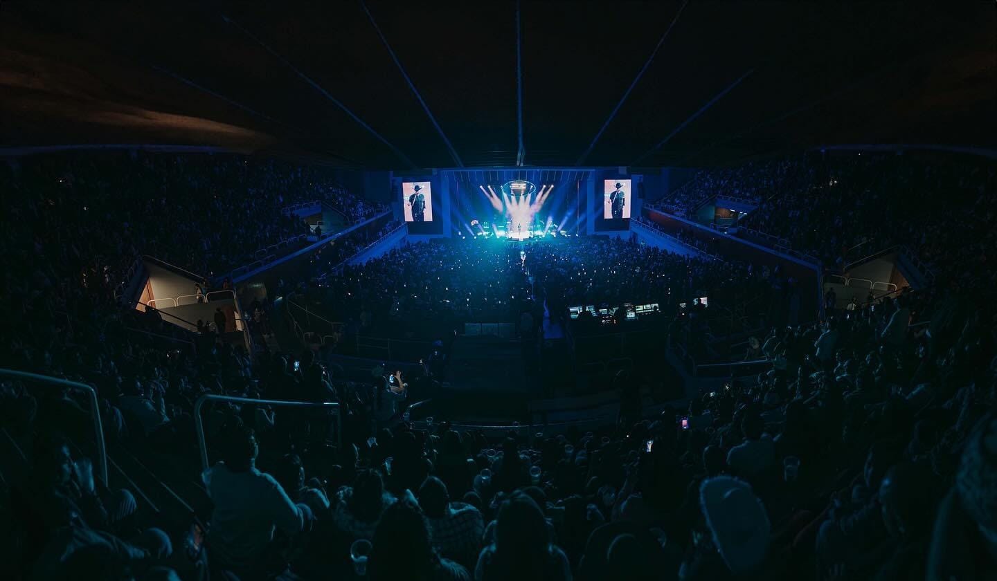 Multarán a Eden Muñoz o al empresario responsable por interpretar un corrido!