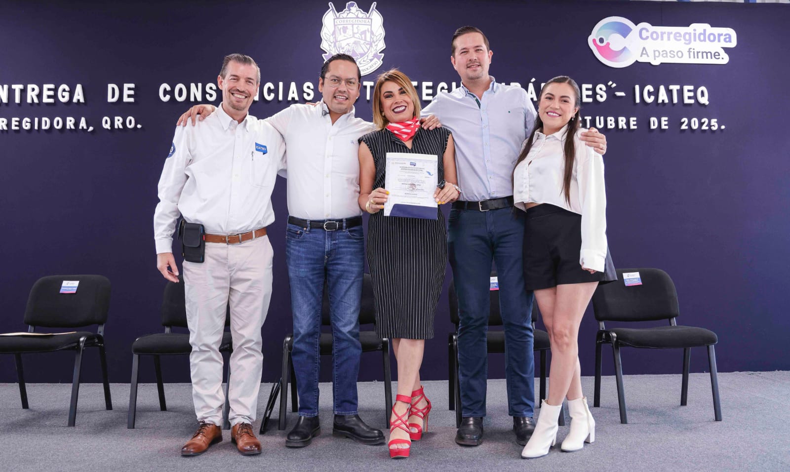 Chepe Guerrero entrega constancias a ciudadanos capacitados por el ICATEQ