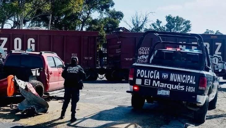 Tren impacta a dos vehículos en la carretera estatal 200