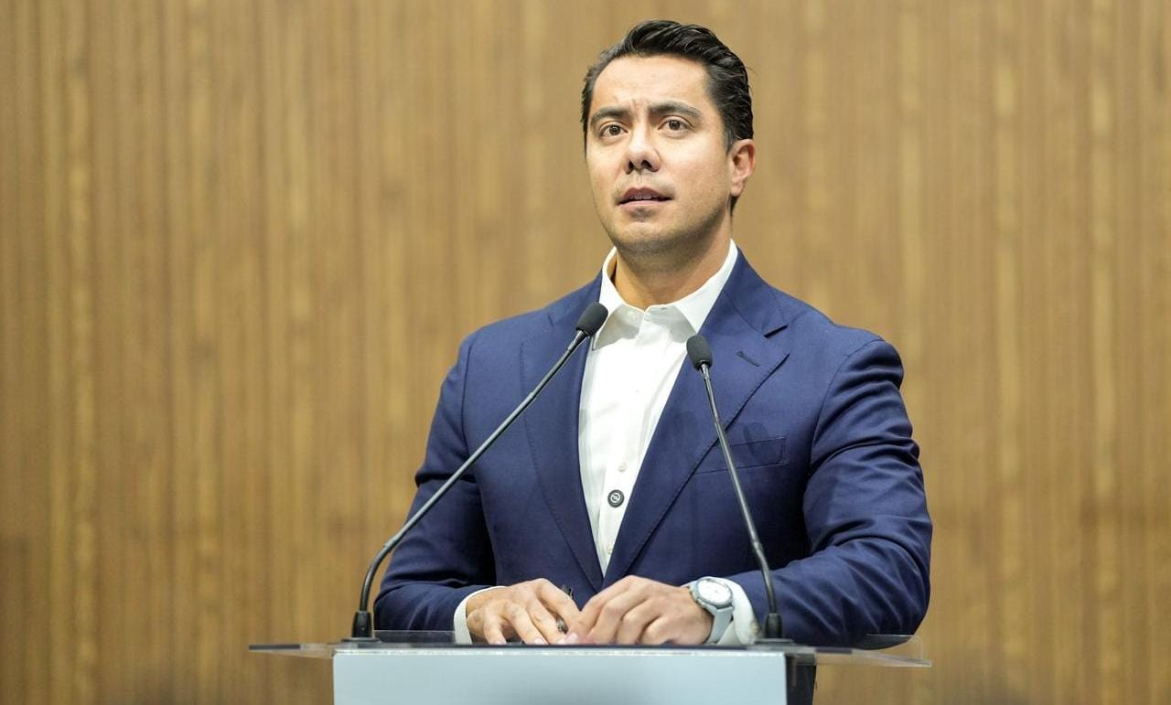 Anuncia Felifer Macías nuevos espacios para venta de productos de artesanos