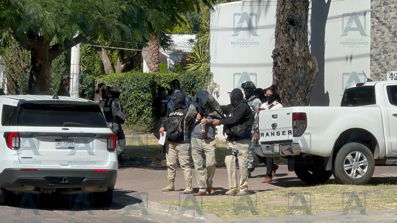 Detienen a cuatro sujetos durante el cateo en Jurica Campestre