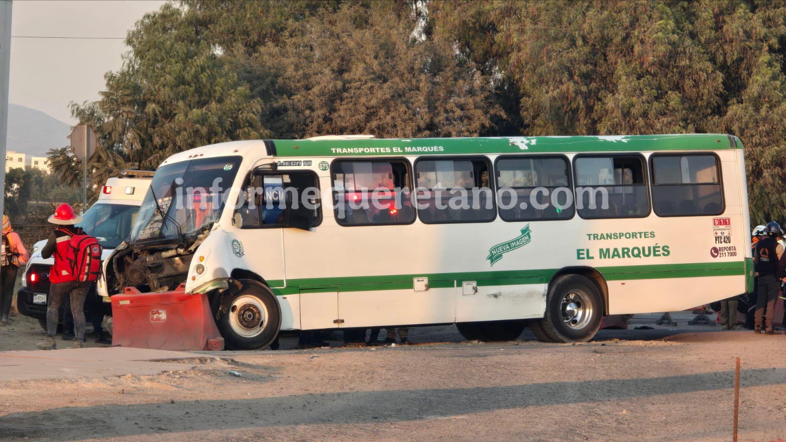 Tren impacata a camion suburbano en Los Héroes