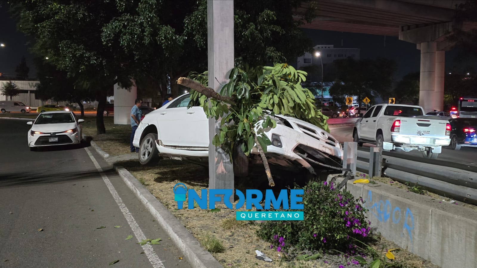 Conductor sale de camino y termina en el camellón de la incorporación a la Cuota a Celaya!