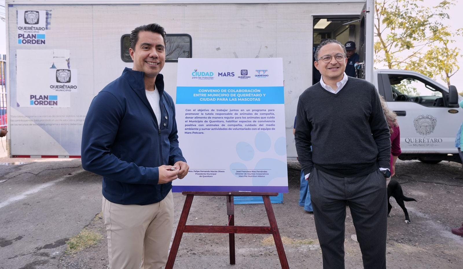 Firma Felifer Macías convenio de colaboración entre el municipio de Querétaro y Mars Petcare México