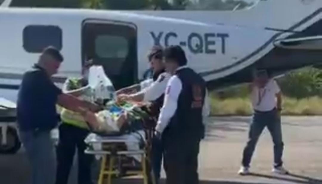 Trasladan a lesionado de accidente en Pinal de Amoles a la capital en avión